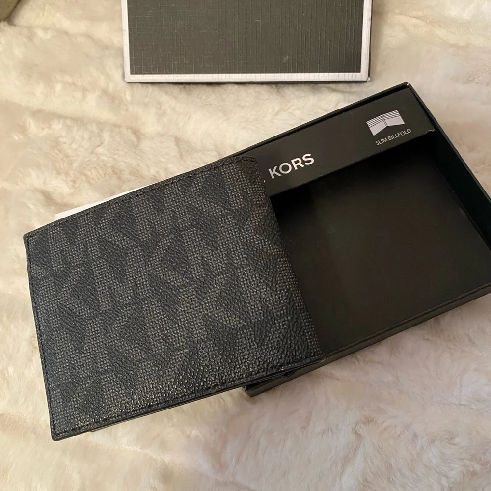 ✨🆕✨Brand New Michael Kors Slim Billfold Wallet